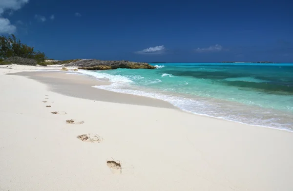 Lábnyomok a desrt strandon kis Exuma, Bahama-szigetek — Stock Fotó