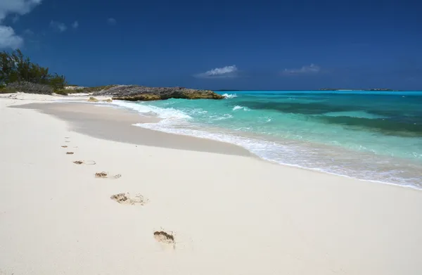 Fotspår på desrt stranden för lite exuma, bahamas — Stockfoto