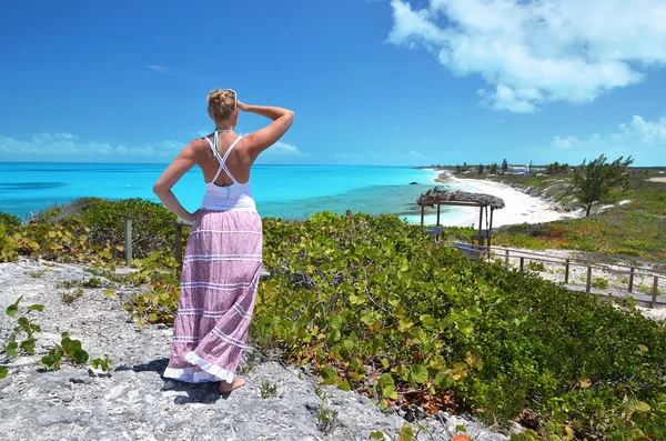Meisje op zoek langs de kustlijn van weinig exuma, bahamas — Stockfoto