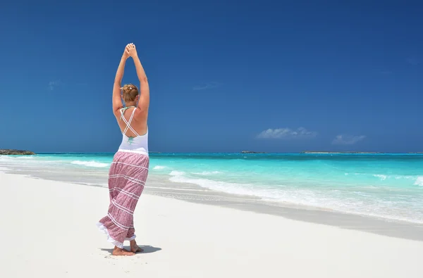 Menina na praia deserta de Little Exuma, Bahamas — Fotografia de Stock