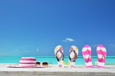 şapka, güneş gözlüğü ve exuma, bahamas plaj flip-flop