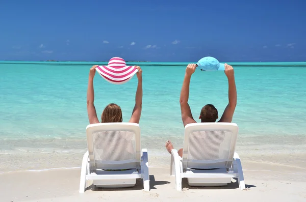 Um casal na praia de Exuma, Bahamas — Fotografia de Stock