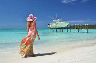Sahilde kız. Exuma, bahamas