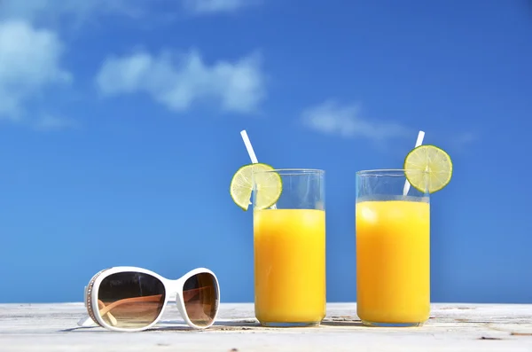 Óculos de sol e suco de laranja — Fotografia de Stock