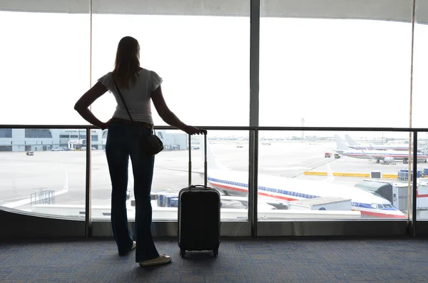 Chica en la ventana del aeropuerto — Foto de Stock