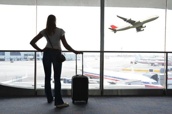 Flickan i fönstret flygplats — Stockfoto