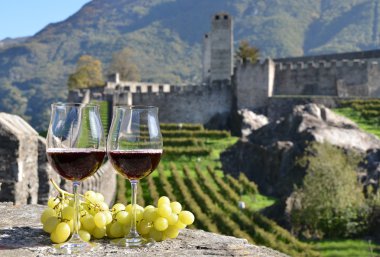 Çift kadehlerin ve üzüm. Bellinzona, İsviçre