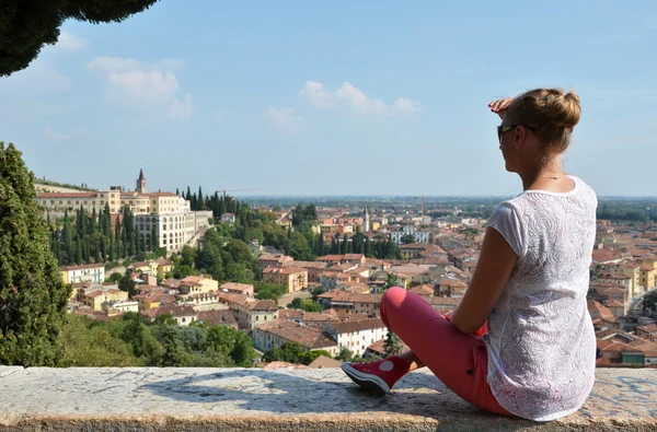 Menina olhando para a cidade de Verona, Itália — Fotografia de Stock