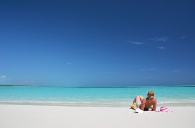 bir bardak portakal suyu exuma, bahamas plaj ile kız