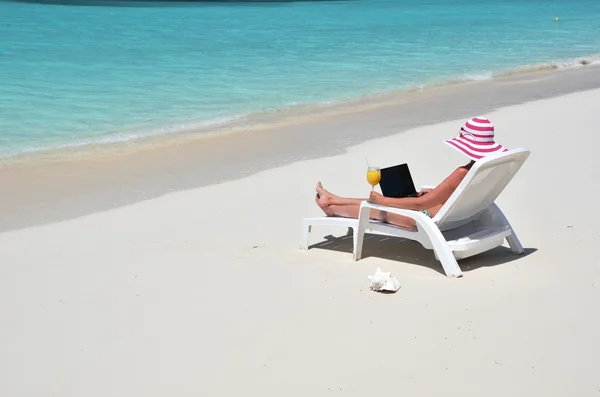 Fille avec un ordinateur portable sur la plage tropicale. Exuma, Bahamas — Photo