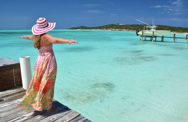 Chica en el embarcadero de madera mirando al océano. Exuma, Bahamas — Foto de Stock