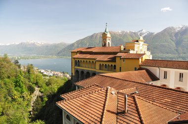 Madonna del sasso, ortaçağ manastır kaya ardı lake maggiore, İsviçre