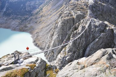 trift Köprüsü, en uzun 170m sadece yaya asma köprü Alpleri'nde. İsviçre