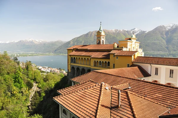 Madonna del Sasso, monasterio medieval en la roca con vistas al lago Maggiore, Suiza —  Fotos de Stock