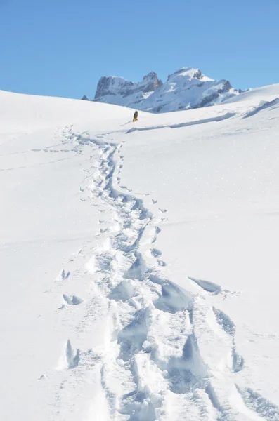 Po stopách ve sněhu. melchsee frutt, Švýcarsko — Stock fotografie
