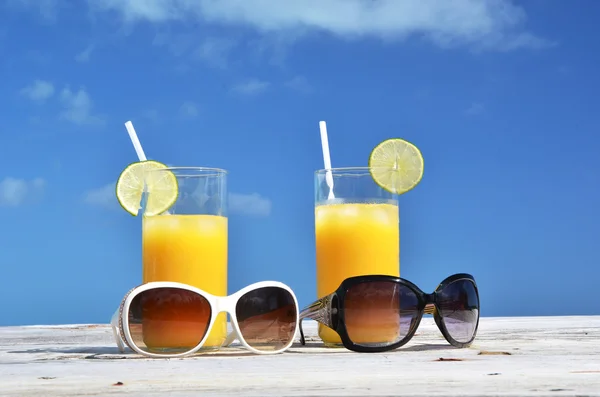 Gafas de sol y zumo de naranja — Foto de Stock