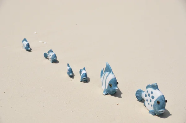 Famille de poissons drôles sur la plage de sable fin — Photo