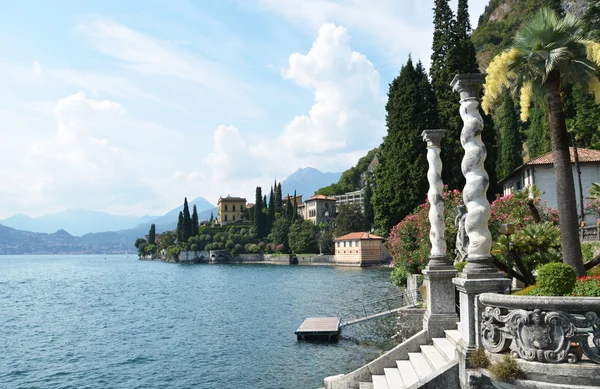 Vista para o lago Como de Villa Monastero. Itália — Fotografia de Stock