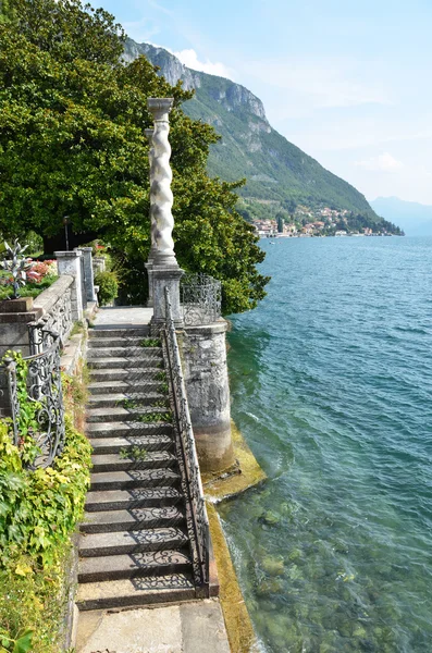Vista al lago Como desde la villa Monastero. Italia — Foto de Stock