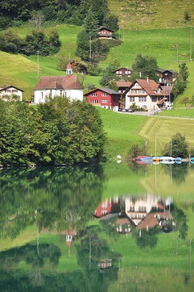 Λίμνη lungerer, switzerlnd — Φωτογραφία Αρχείου