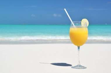 Sahilde portakal suyu. Exuma, bahamas