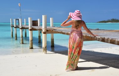 okyanusa bakarak ahşap İskelesi, kız. Exuma, bahamas