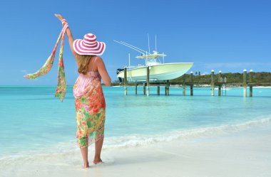Sahilde kız. Exuma, bahamas