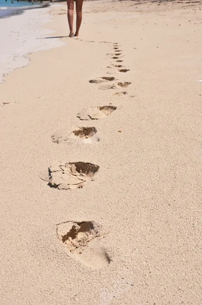 Kumlu bir plaj üzerinde footmarks — Stok fotoğraf