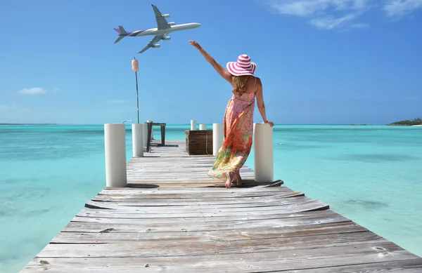 Lány a fából készült móló. Exuma, Bahama-szigetek — Stock Fotó