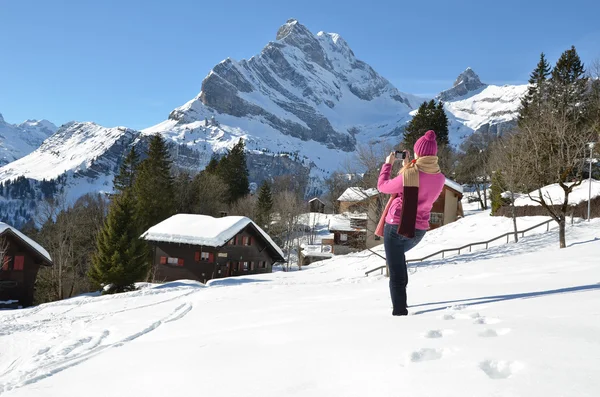 Κορίτσι με μια φωτογραφική μηχανή στις Άλπεις της Ελβετίας — Φωτογραφία Αρχείου