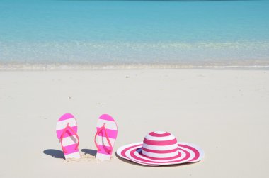 parmak arası terlik ve plaj şapka