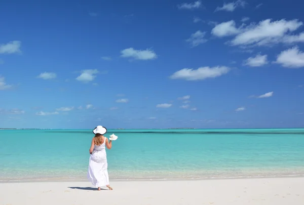 Rapariga na praia deserta. Exuma, Bahamas — Fotografia de Stock