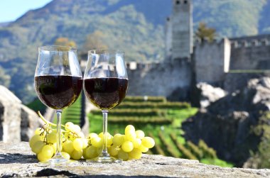 Çift kadehlerin ve üzüm. Bellinzona, İsviçre