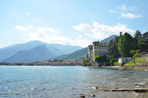 Gravedonna stad aan de beroemde Italiaanse Comomeer — Stockfoto