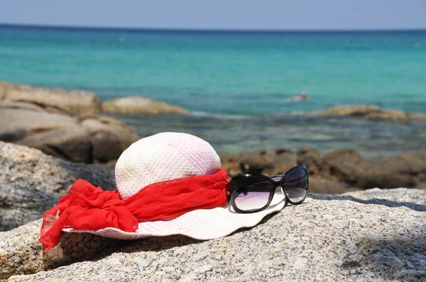 Chapéu e óculos de sol na rocha. Phuket Island, Tailândia — Fotografia de Stock