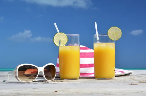 Gafas de sol, sombrero y zumo de naranja —  Fotos de Stock