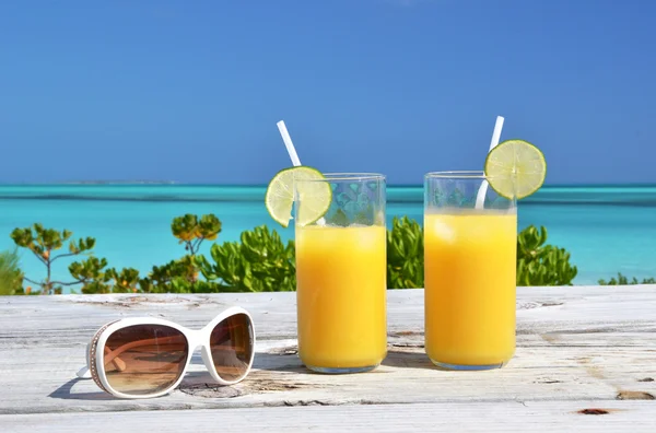 Óculos de sol e suco de laranja — Fotografia de Stock