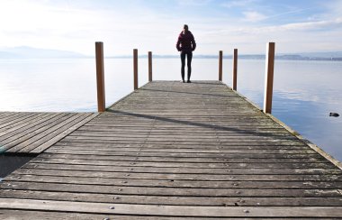 pier Girl on. Göl Zug, İsviçre