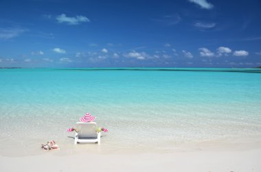 exuma, bahamas plaj çizgili şapkalı kız