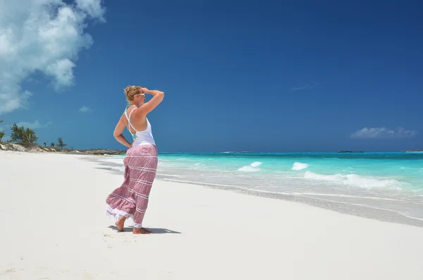 Rapariga na praia deserta. Exuma, Bahamas — Fotografia de Stock