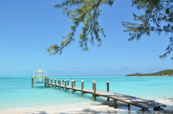 Yate en el embarcadero de madera. Exuma, Bahamas — Foto de Stock