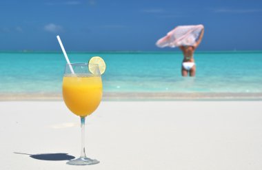 bardak portakal suyu exuma, bahamas kumlu plaj