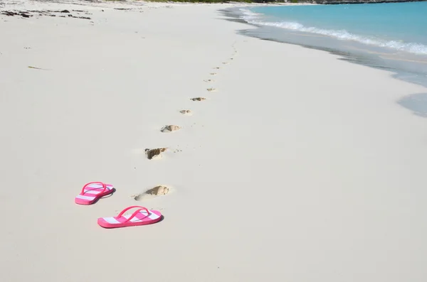 Chanclas en la playa —  Fotos de Stock