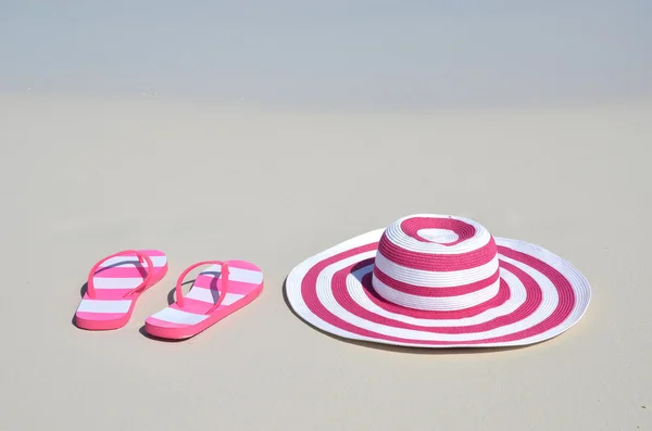 Flip-flops and hat on the beach — Stock Photo, Image