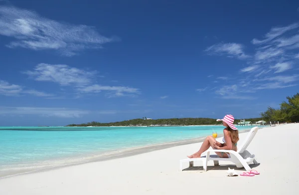 来杯桔子汁的埃克苏马，巴哈马海滩上的女孩 — 图库照片