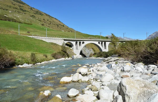 Dağ nehir üzerinde köprü. Furka geçmek, İsviçre — Stok fotoğraf