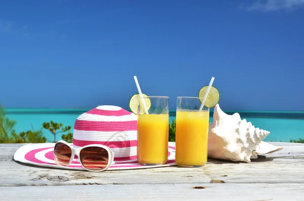 Sunglasses, hat and orange juice — Stock Photo, Image