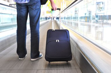 Gezgin bir çanta speedwalk üzerinde