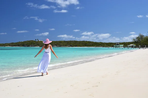 Chica en el sombrero en la playa de Exuma, Bahamas — Foto de Stock