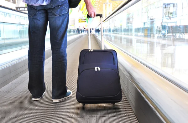 Traveler with a bag on the speedwalk — Stock Photo, Image